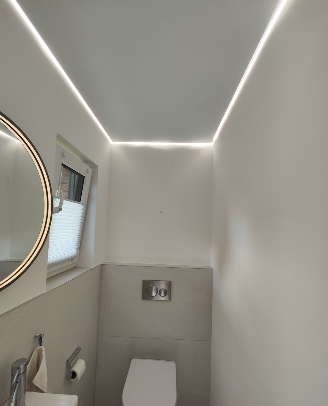 Gäste-WC mit umlaufender Lichtfuge an der Decke