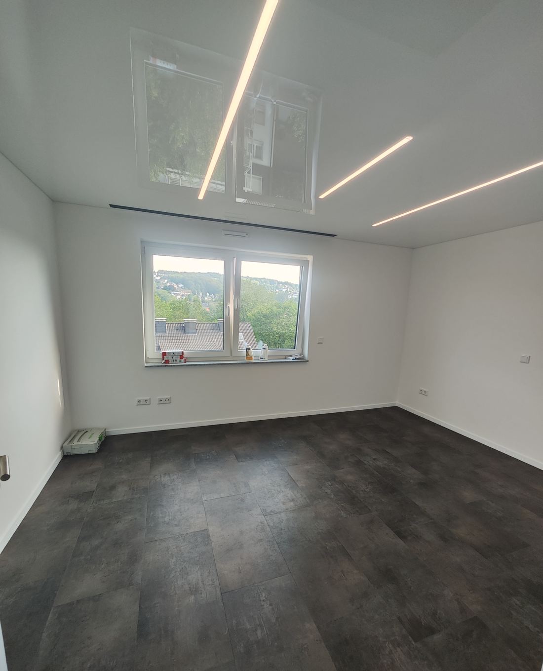 Hochglanz-Spanndecke mit Lichtlinien, Fenster spiegeln sich in der Decke