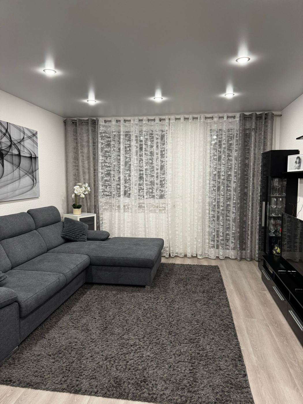 Wohnzimmer mit Spanndecke und Einbaustrahlern